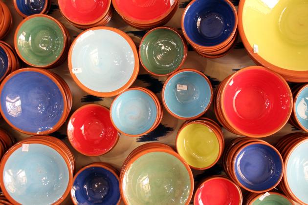 Man sieht viele unterschiedlich gefärbte Keramikschüsseln mit einem Blick von oben. Sie stehen dicht an dicht gedrängt