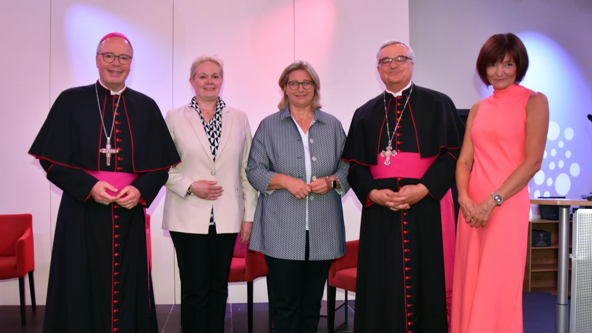 Bischof Dr. Stephan Ackermann, Landtagspräsidentin Heike Becker, Ministerpräsidentin Anke Rehlinger, Bischof Dr. Karl Heinz Wiesemann und Ordinariatsdirektorin Katja Göbel.