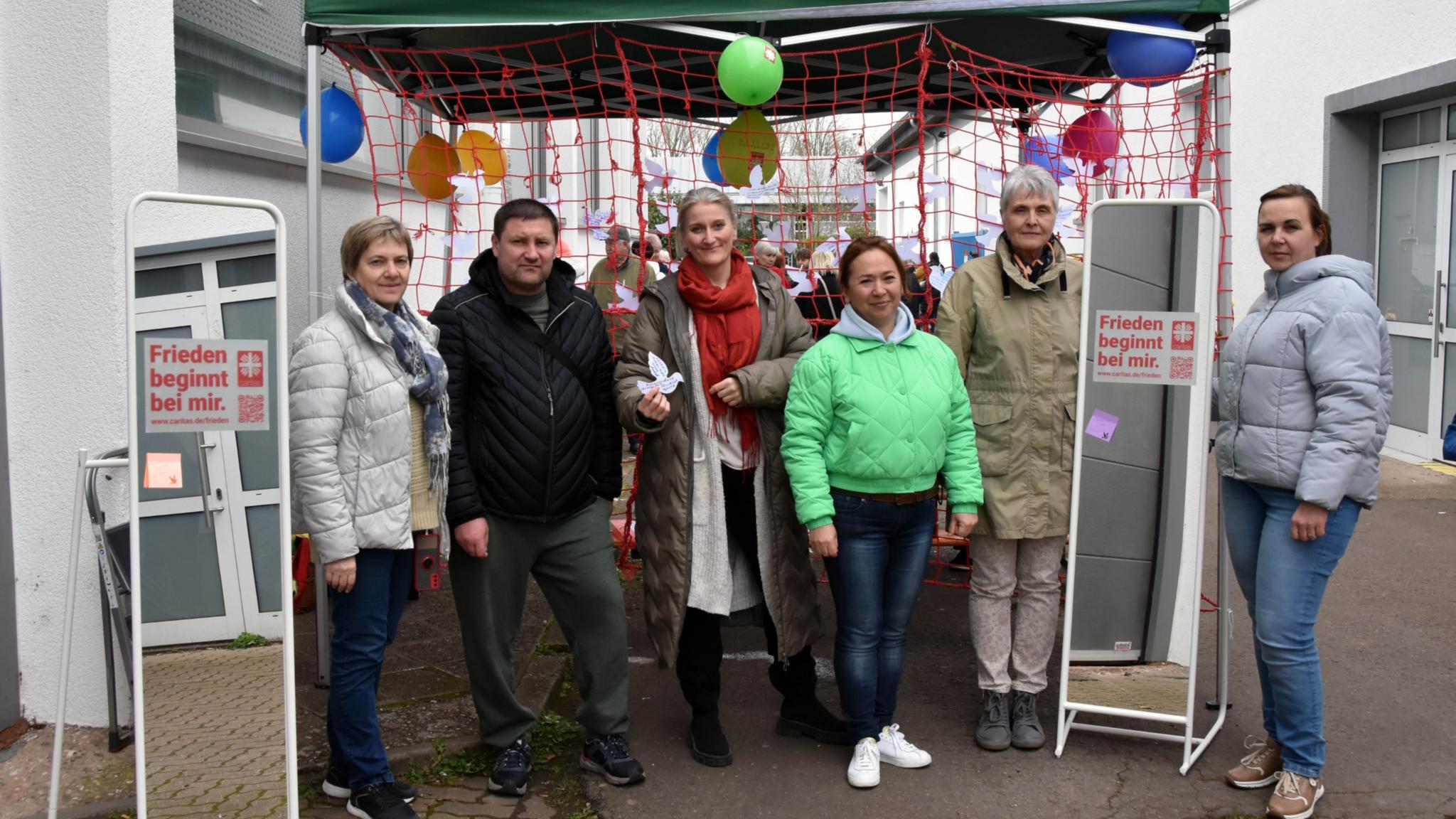 Marina Mokin, Yurii Dykun, Anne Sturm, Yevheniia Dykun, Gisela Brill und Tetiana Safina betreuen die Aktion.