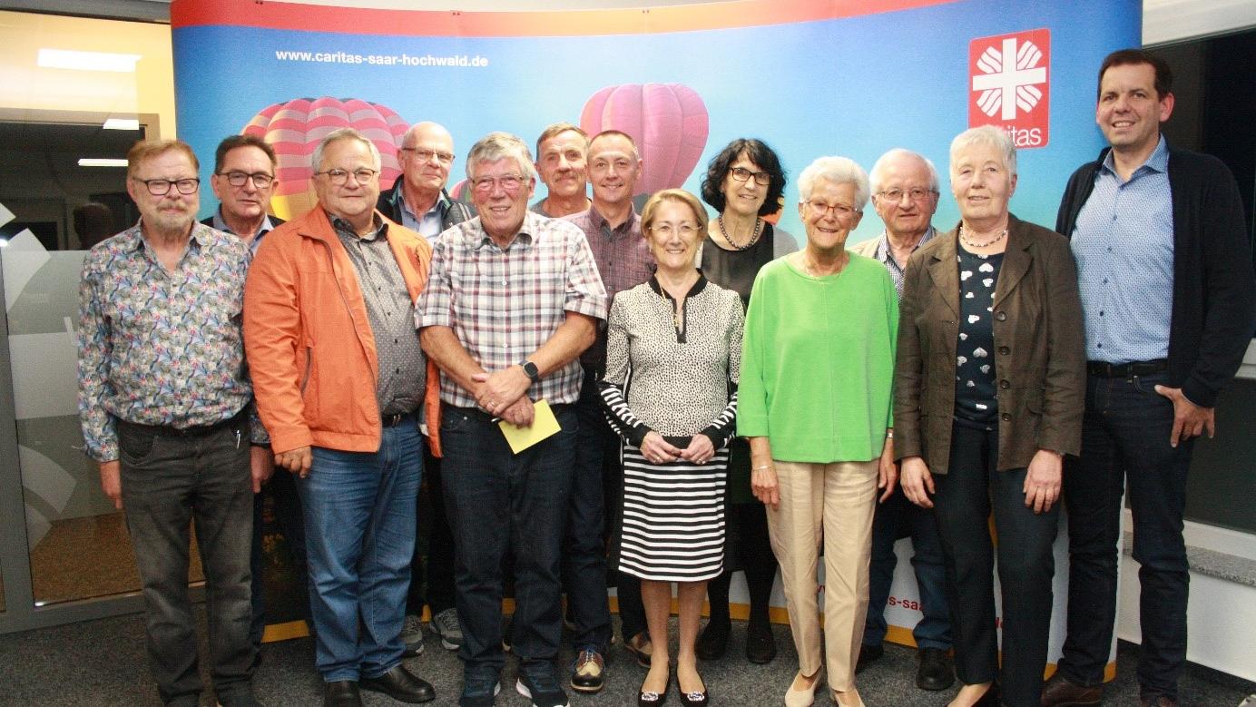 Vorsitzender des Caritasverbandes Peter Kiefer (vorne mittig), Caritasdirektor Frank Kettern (rechts), Vorsitzender des Caritasrates Franz Hechenblaikner (2. V. l. hinten) und die neu gewählten Mitglieder