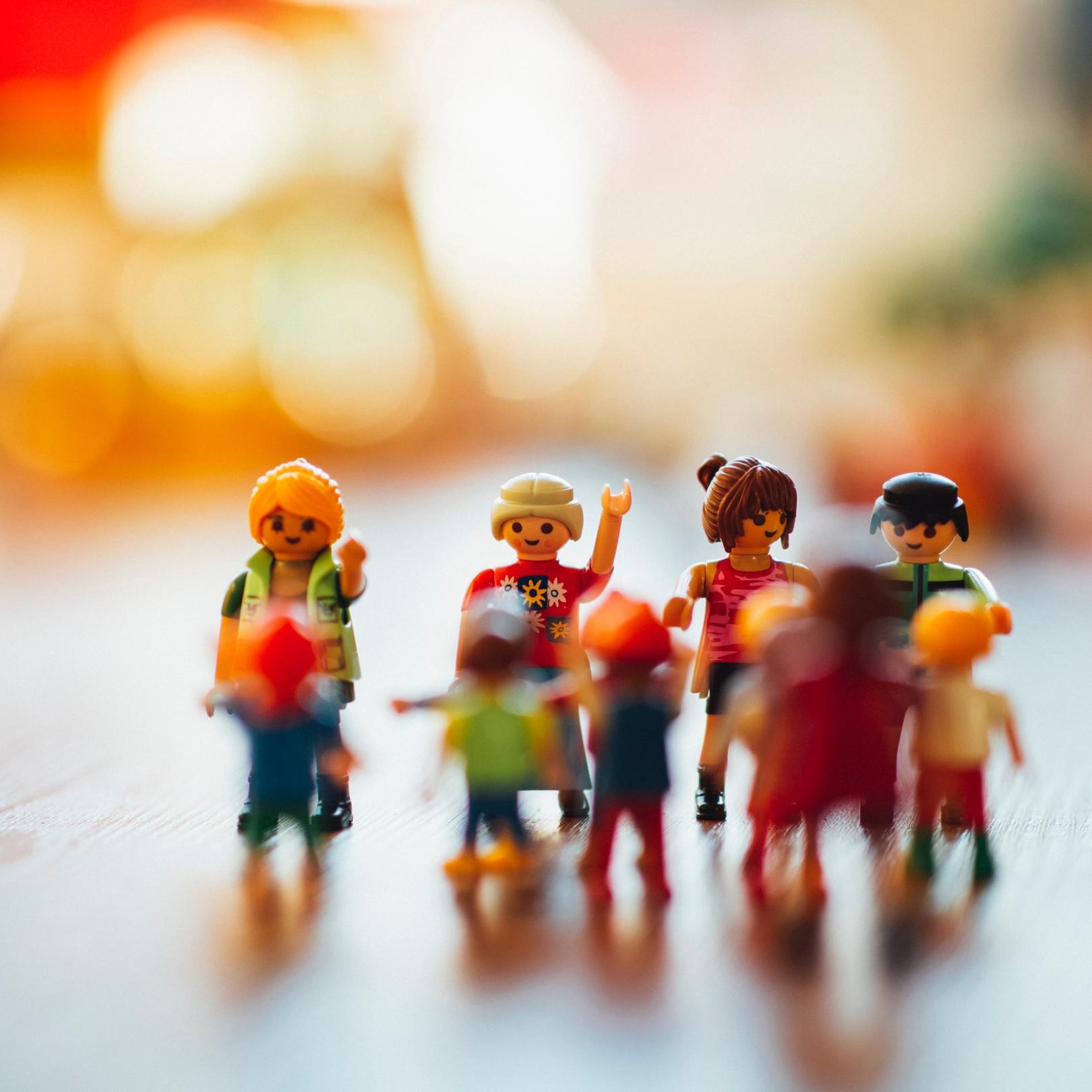 Man sieht eine Gruppe Playmobilmenschen zusammen stehend